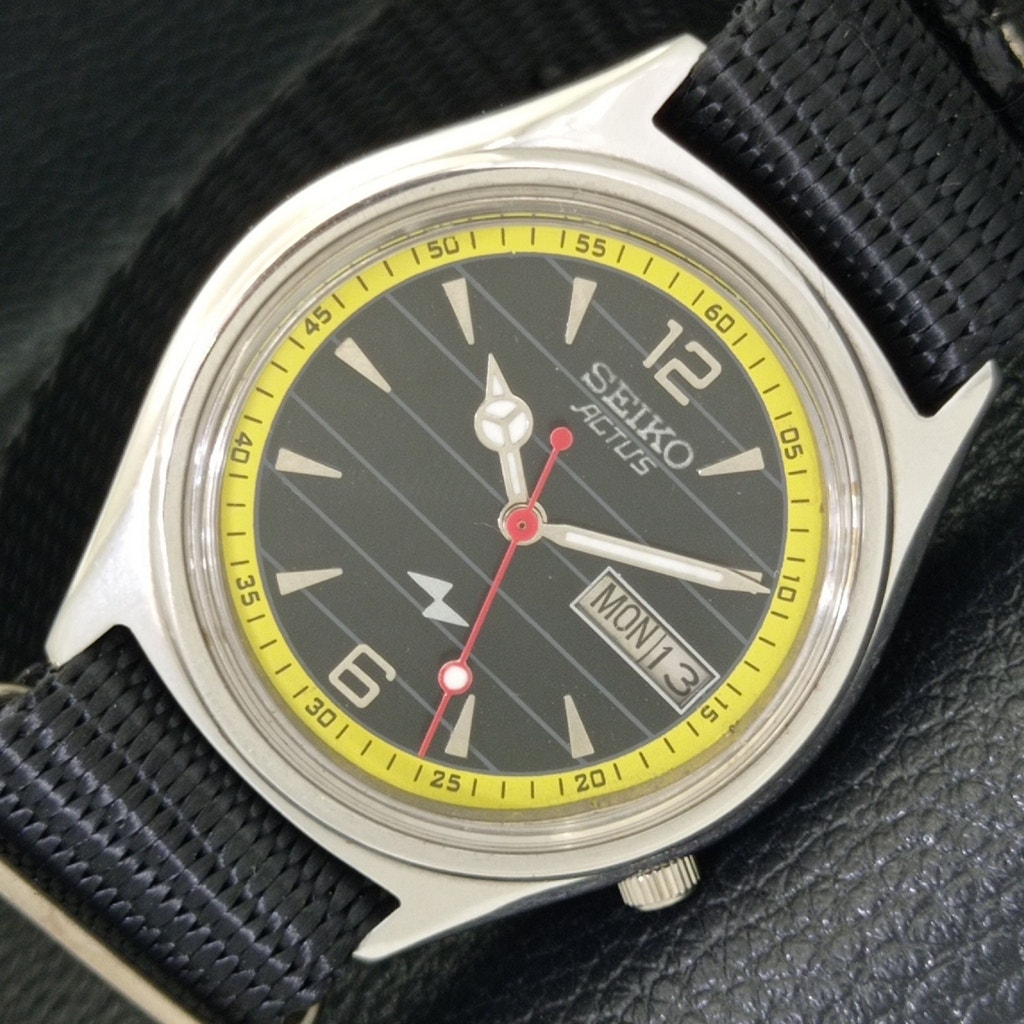 Vintage 1972 Seiko Automatic Mens Silver Watch WDaydate  Yellow Accents